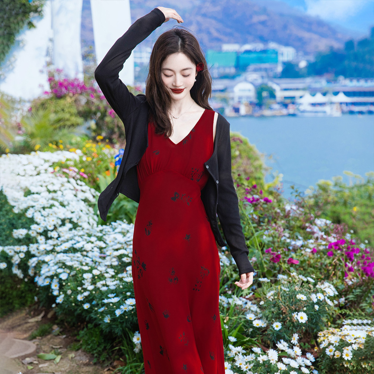 [现售-1个分类-无图]红色海边度假沙滩裙吊带裙2件套连衣裙+开衫